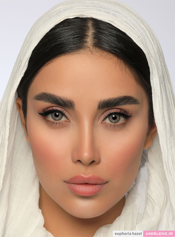 لنز طوسی عسلی ایفوریا هیزل روی چشم مشکی